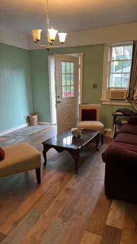 3-bedroom bungalow in delightful Mingo Junction with AC, fitness room