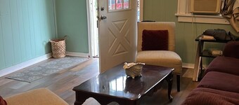 3-bedroom bungalow in delightful Mingo Junction with AC, fitness room