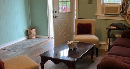 3-bedroom bungalow in delightful Mingo Junction with AC, fitness room