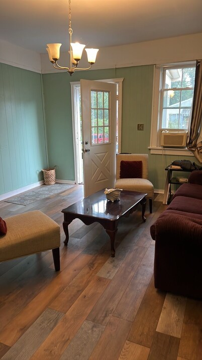 3-bedroom bungalow in delightful Mingo Junction with AC, fitness room