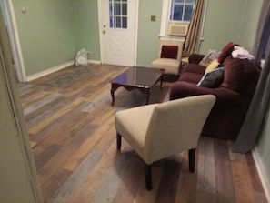 Een televisie en een open haard