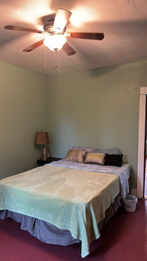 3 habitaciones, tabla de planchar con plancha, wifi y ropa de cama