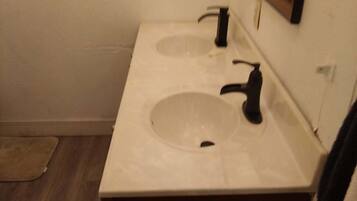 Haartrockner, Handtücher, Seife, Toilettenpapier