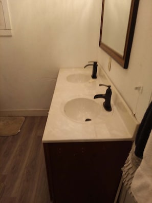 Secador de pelo, toallas, jabón, papel higiénico