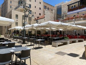 Outdoor dining - Hillel Art Studio - One Bedroom Apartment, Sleeps 3 (Jerusalem)