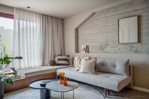Smart TV - Hillel Art Studio - One Bedroom Apartment, Sleeps 3 (Jerusalem)