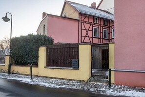 Exterior - Room 'Rose' with Private Terrace, Private Garden and Wi-Fi (Neustadt an der Orla)
