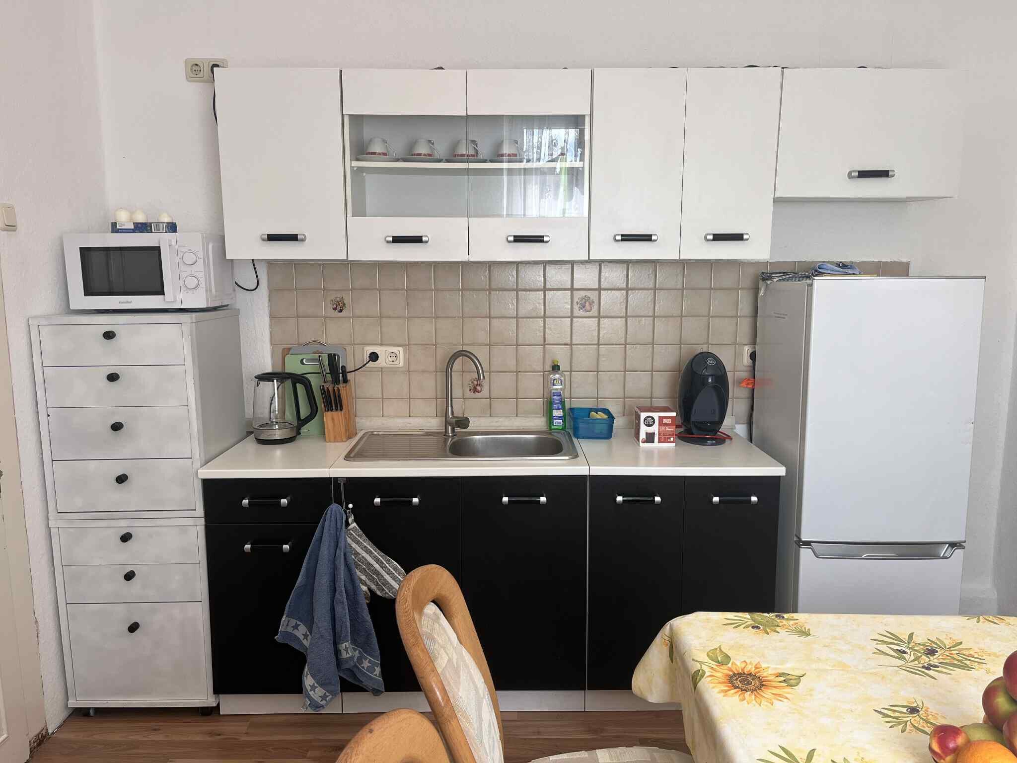 Een magnetron, een oven, een kookplaat, een koffiezetapparaat/waterkoker