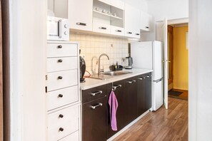 Kylskåp, mikrovågsugn, ugn och spishäll