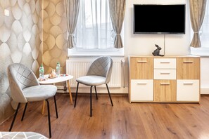 Interior - Room 'Rose' with Private Terrace, Private Garden and Wi-Fi (Neustadt an der Orla)