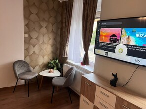 Interior - Room 'Rose' with Private Terrace, Private Garden and Wi-Fi (Neustadt an der Orla)