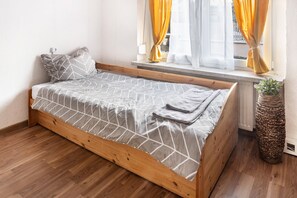 3 bedrooms, iron/ironing board, WiFi, bed sheets - Room 'Rose' with Private Terrace, Private Garden and Wi-Fi (Neustadt an der Orla)