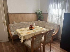 Dining - Room 'Rose' with Private Terrace, Private Garden and Wi-Fi (Neustadt an der Orla)