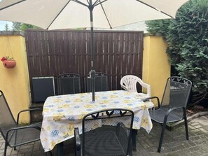 Outdoor dining - Room 'Rose' with Private Terrace, Private Garden and Wi-Fi (Neustadt an der Orla)