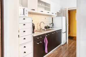 Fridge, microwave, oven, stovetop - Room 'Rose' with Private Terrace, Private Garden and Wi-Fi (Neustadt an der Orla)