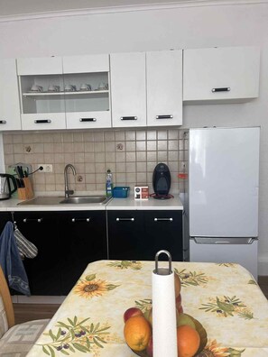 Microondas, horno, parrilla de estufa y cafetera y tetera 