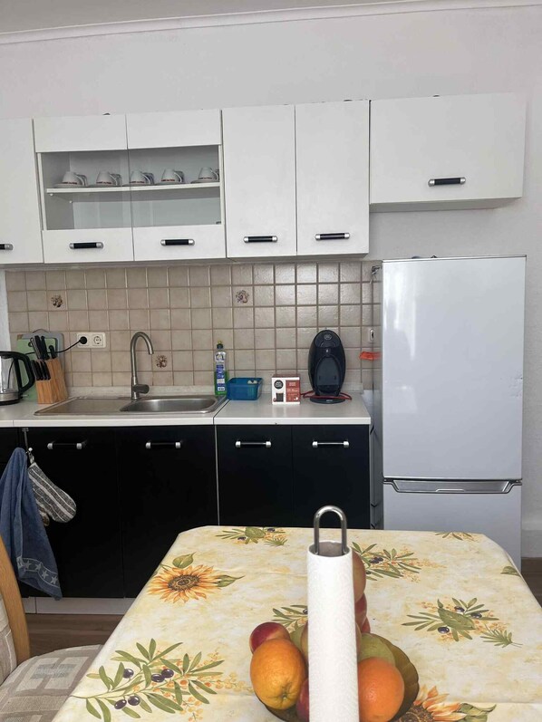 Mikrowelle, Ofen, Herdplatte, Wasserkocher mit Kaffee-/Teezubehör