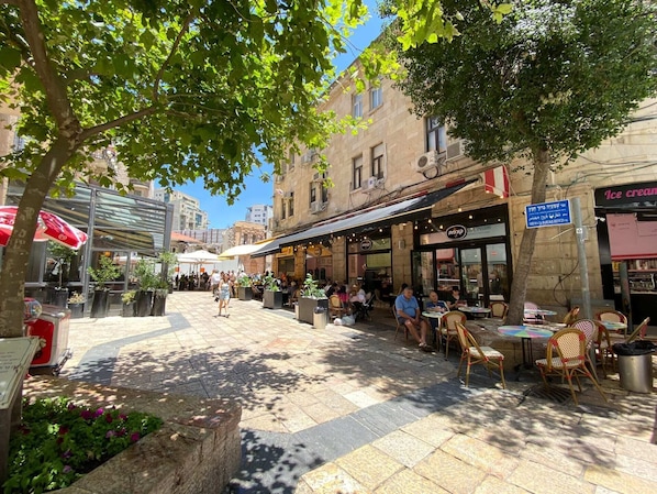 Outdoor dining - Hillel Grand Suite - Four Bedroom Apartment, Sleeps 9 (Jerusalem)