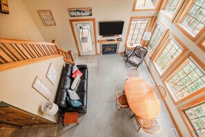 Smart TV, fireplace - SLOPESIDE SKI IN/OUT ON PRIME BOYNELAND SLOPE BOYNE MOUNTAIN (Boyne Falls)