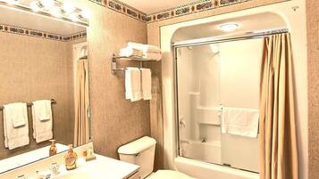 淋浴设施、吹风机、毛巾、肥皂