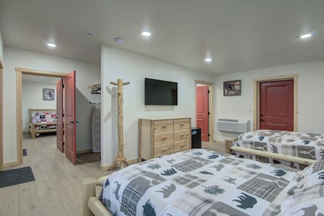 Iron/ironing board, free WiFi, bed sheets, wheelchair access. Lundy's Black Bear - Blair Oaks