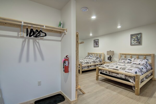 Tabla de planchar con plancha, wifi gratis y ropa de cama 