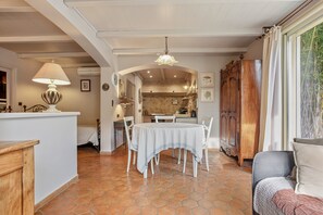 Dining - Le Mas des Bouteillans “L’arbousier” with Wi-Fi and Air Conditioning (La Cadière-d'Azur)