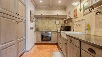 Een koelkast, een microgolfoven, een oven, een kookplaat