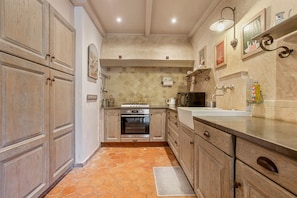 Fridge, microwave, oven, stovetop - Apartment 'L'arbousier' with Wi-Fi and Air Conditioning (La Cadière-d'Azur)