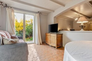 TV - Apartment 'L'arbousier' with Wi-Fi and Air Conditioning (La Cadière-d'Azur)