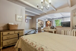 1 bedroom, iron/ironing board, WiFi, bed sheets - Le Mas des Bouteillans “L’arbousier” with Wi-Fi and Air Conditioning (La Cadière-d'Azur)