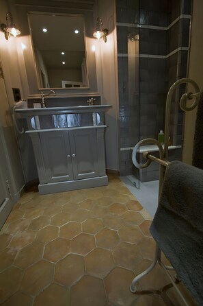 Douche, serviettes fournies