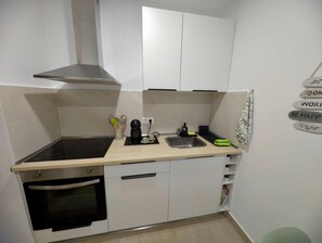 冰箱、微波炉、烤箱、炉灶