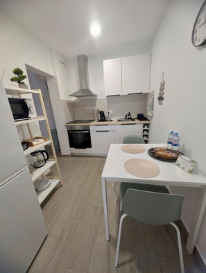 冰箱、微波炉、烤箱、炉灶