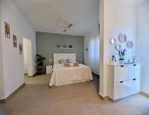 1 slaapkamer, een bureau, een strijkplank/strijkijzer, reisbedje