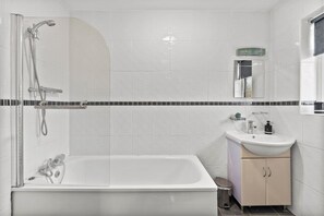 Hair dryer, towels - Elegant 3-Bedroom House in the Heart of Windsor (Berkshire)