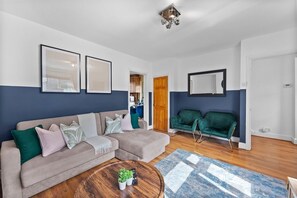 TV - Elegant 3-Bedroom House in the Heart of Windsor (Berkshire)