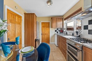 Fridge, microwave, stovetop, toaster - Elegant 3-Bedroom House in the Heart of Windsor (Berkshire)