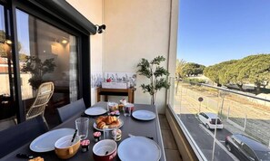 Outdoor dining - Apartment in Le Grau du Roi Near Beach (Le Grau-Du-Roi)