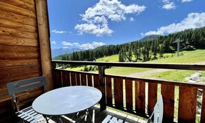 Outdoor dining - Apartment in Puy Saint Vincent With Pool (Puy-Saint-Vincent)