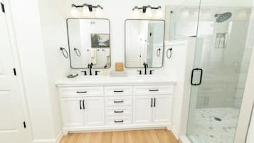 Douche, sèche-cheveux, serviettes fournies, savon