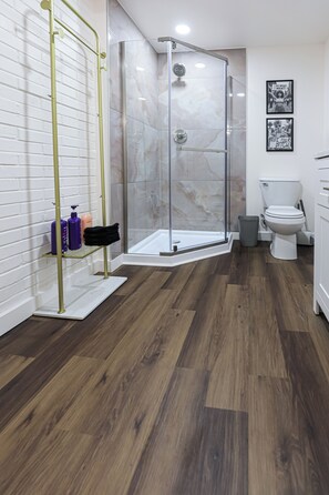 Secador de cabelo, toalhas de banho, sabonete, shampoo