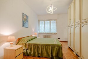 2 bedrooms, iron/ironing board