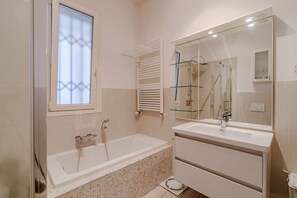 Shower, hair dryer, bidet, towels - GuestHost - Elegant 94 square meters apartment, perfect for three people, located on the second floor of a building built in the 1970s with an elevator (NOT accessible to disabled guests).The property is located within the Lingotto Fiere area and adjacen (Turin)