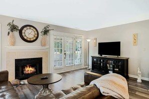 Smart TV, offices - Serene Golf & Beach Villa Retreat (Hilton Head Island)
