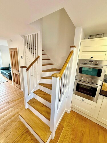 2 Bed House - Sleeps 4 - Parking - Wifi