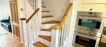 2 Bed House - Sleeps 4 - Parking - Wifi