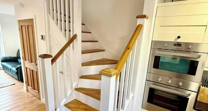 2 Bed House - Sleeps 4 - Parking - Wifi