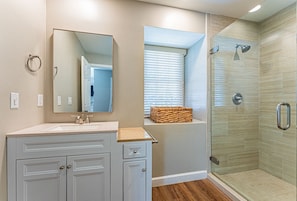 Shower, hair dryer, towels - Coastal Retreat Near Beach & Golf! (Hilton Head Island)