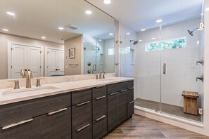 Shower, hair dryer, towels - Elegant Sea Pines Getaway Near the Beach! (Hilton Head Island)